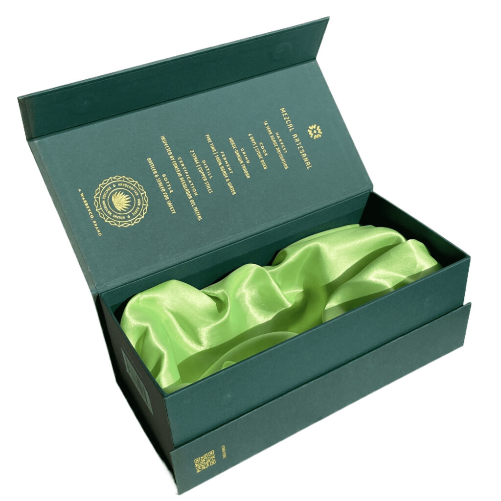 Caja de regalo rígida para mezcal, tipo libro, con forro de satén verde