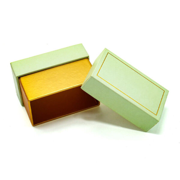 Stabile Geschenkboxen mit Schulter- und Halsausschnitt und Goldfolienveredelung